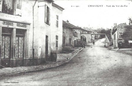 Val-de-fer_Pont_franchissant_la_RN74.jpg