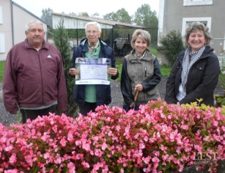 m-ramos-mmes-villeman-et-son-diplome-doizenet-et-millbach-devant-la-fontaine-au-centre-du-village-1446072487.jpg